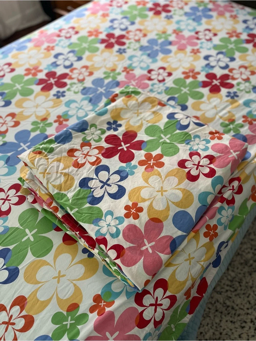 THE COMPANY STORE - cherry Colorful Floral duvet cover w/ matching fitted sheet